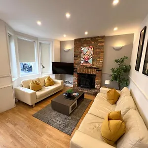 Great 4 Bedroom House - Great Location - Garden - Parking - Fast Wifi - Smart Tv - Newly Decorated - Sleeps Up To 8! Only 10 Mins Drive To Sandbanks Beach! Close To & Bournemouth Poole